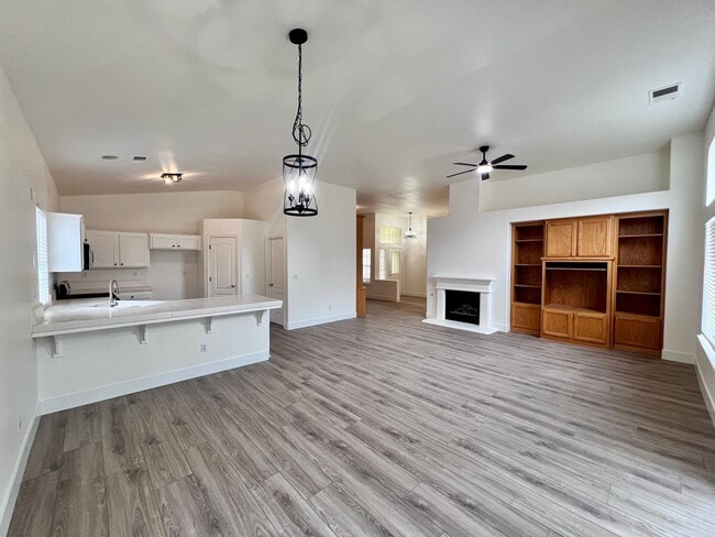 Building Photo - $2,595 Chestnut & Teague, 3 bedroom House - Fresno / Gated Community / New Paint & Floors