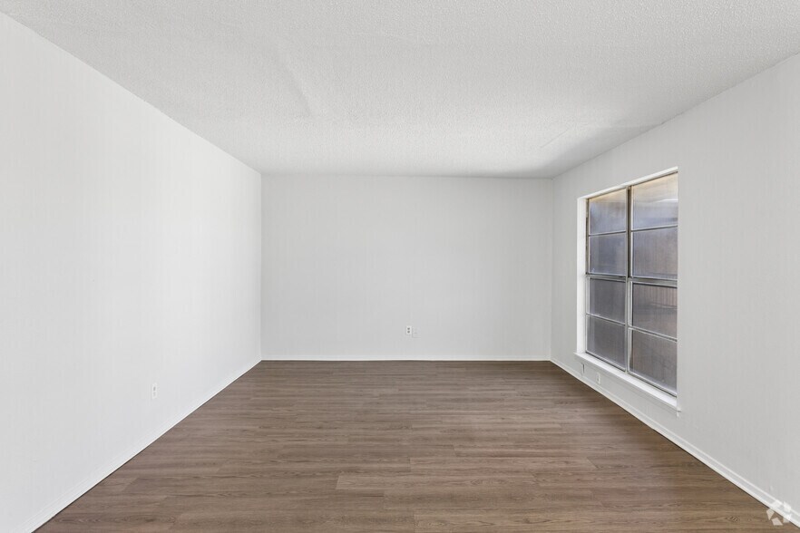 2BR, 1BA - 905SF - B1 - Living Room - Lamond Grove