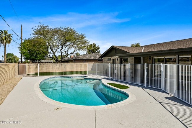 Building Photo - 530 E Fairmont Dr