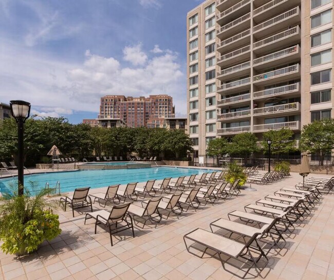 Building Photo - 1600 S Eads St