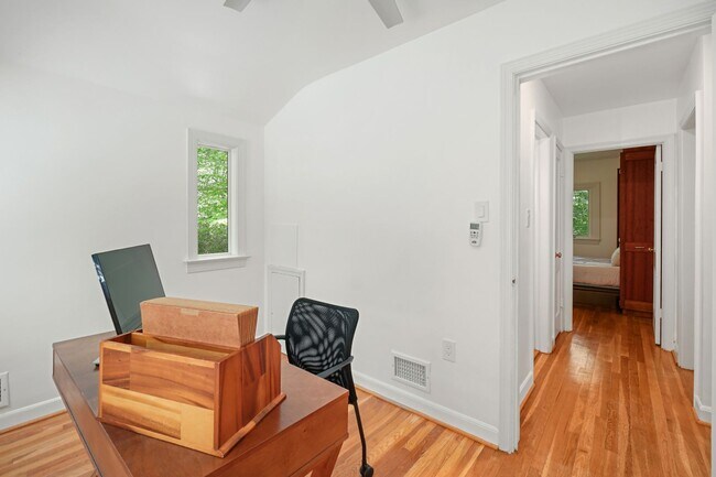 Building Photo - 3 Bed 1.5 Bath - Takoma Park Cottage - Mov...
