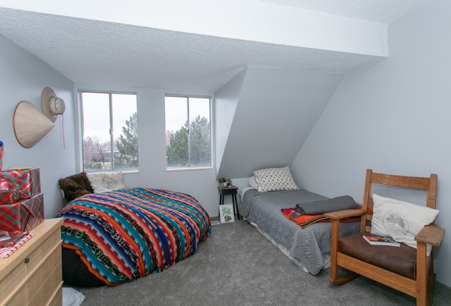 Building Photo - 3 bed 2 bed - in unit laundry - condo!