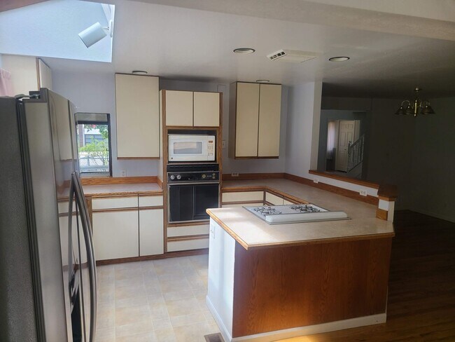 Building Photo - 5 Bedroom 3.5 Bathroom in Bothell (North C...