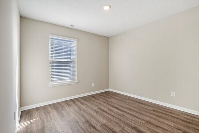 Building Photo - Fantastic 3bd/2ba home! Coming soon!