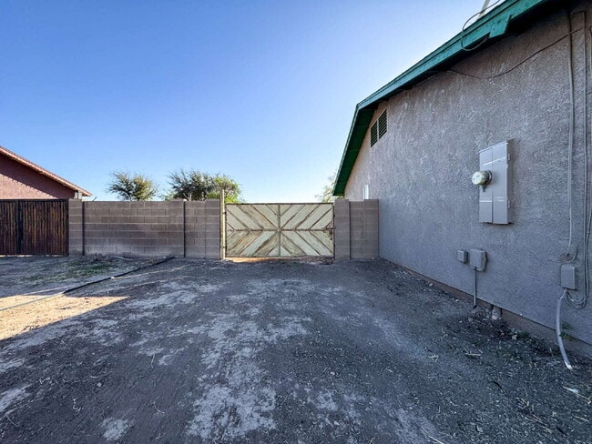 Building Photo - "Spacious 4-Bedroom Home in Yuma with 2 Full Baths!"
