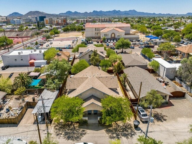 Building Photo - PRELEASE August 2026! West University Home!