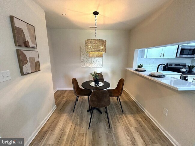 Building Photo - 1113 The Woods