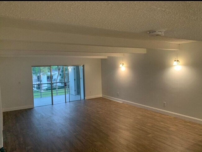 Building Photo - 10120 Boca Entrada Blvd