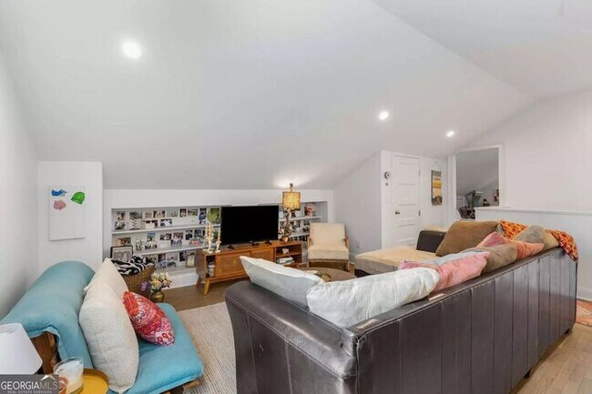 Building Photo - Renovated 2BR/1BA Attic Apartment with In-Unit Washer & Dryer – Prime Atlanta Location