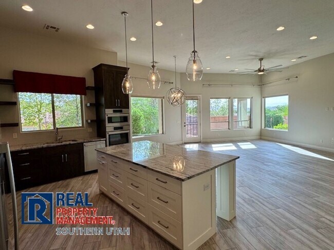 Building Photo - 4 Bedroom home on elevated Bloomington lot...