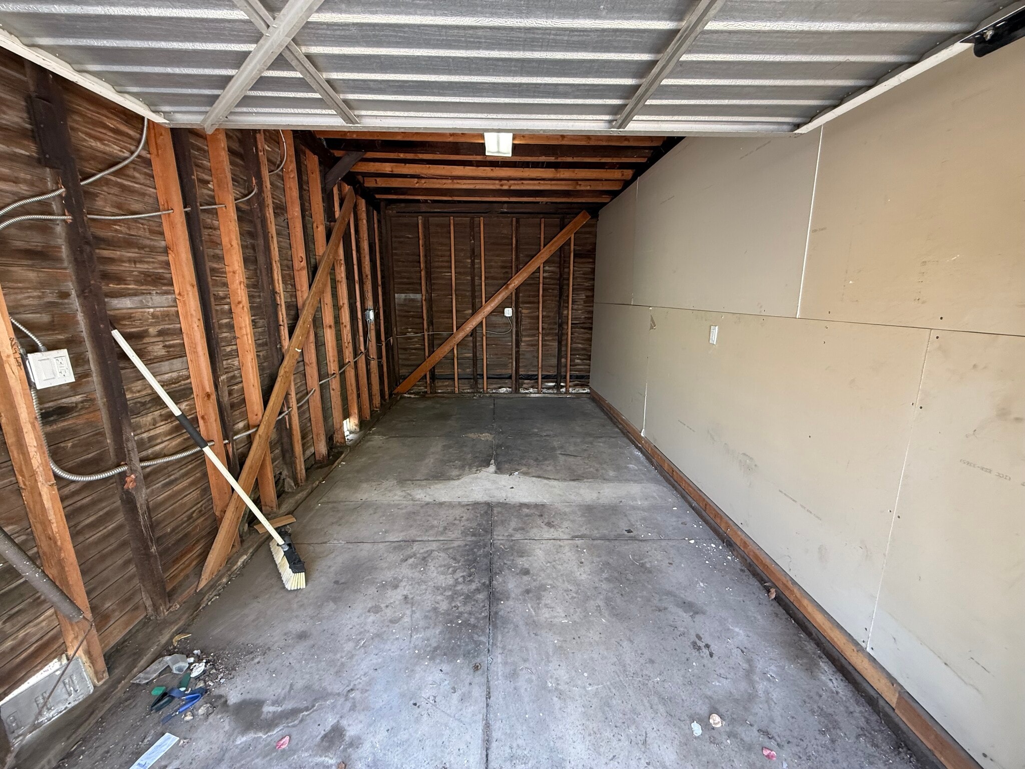 Garage - 413 Robinson St