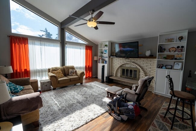 Building Photo - 3 Bed 2.5 Bath Home