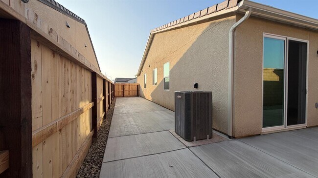 Building Photo - 2153 N Renn Ave