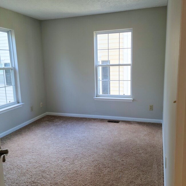 Building Photo - Spacious 3 Bedroom Townhome in Oldfarm.