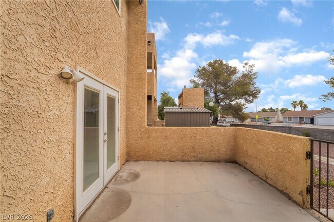 Building Photo - 3949 S Torrey Pines Dr