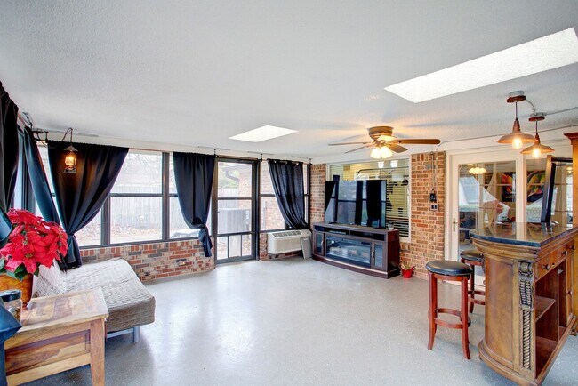 Building Photo - 4 Bd, 2 Ba for Lease | N. Arlington