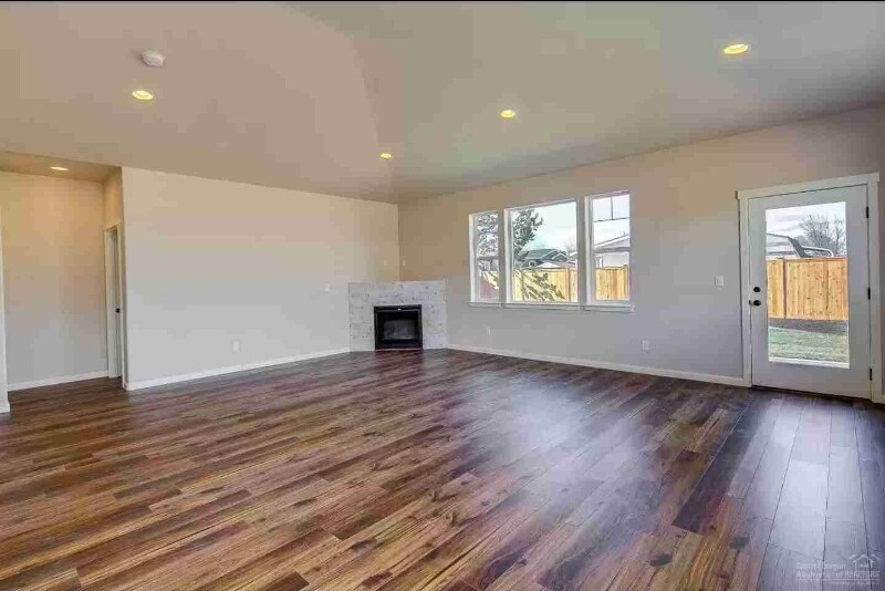 Building Photo - 629 NW Rimrock Dr