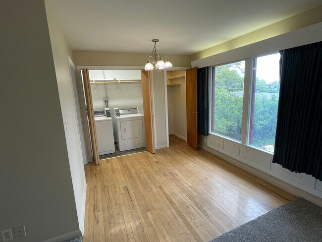 Building Photo - ~APPLICATIONS PENDING~ 2 Bedroom, 1 Bath H...