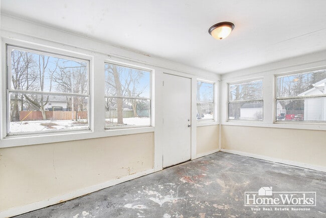 Building Photo - 730 E Broadway St