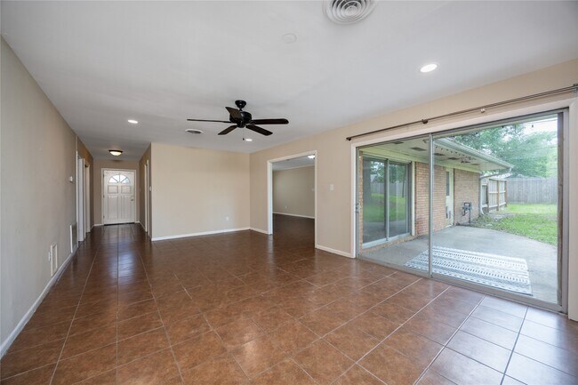 Building Photo - 2 Circle Dr