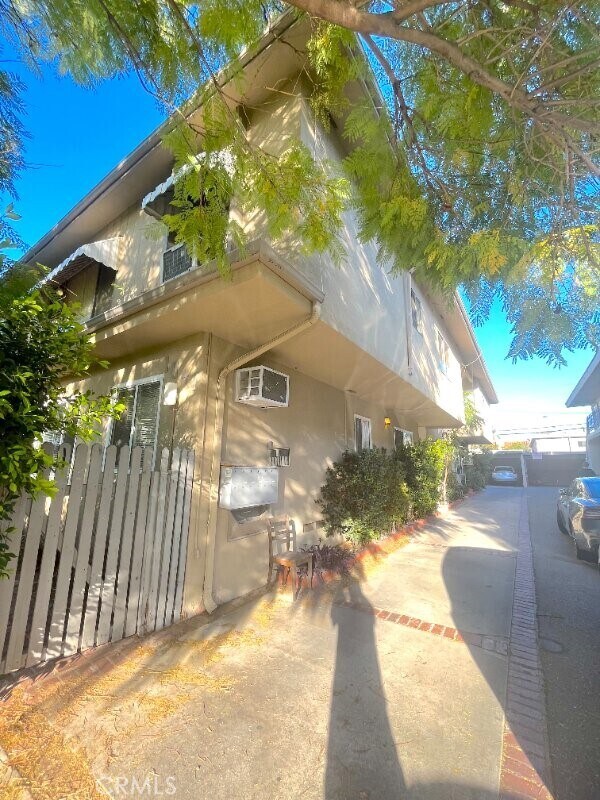Building Photo - 1040 N Sierra Bonita Ave
