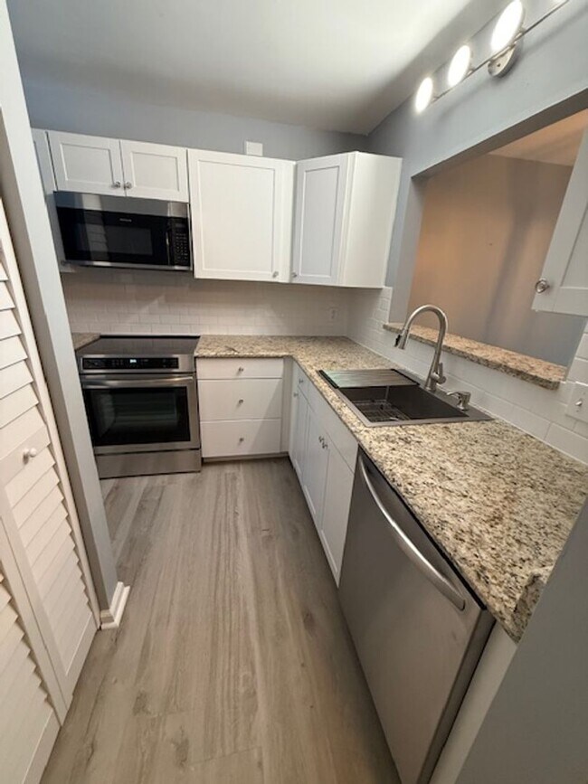 Building Photo - Upgraded - Woodlake Villa 148