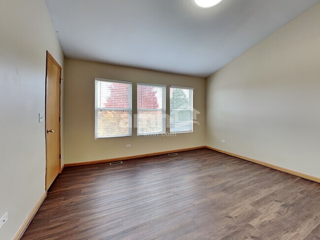 Building Photo - 1300 Broadlawn Dr