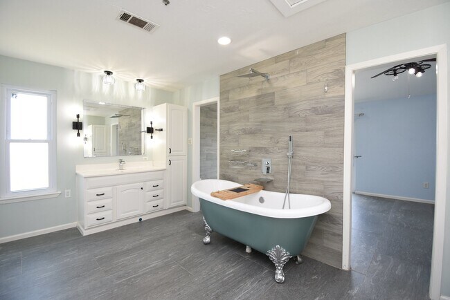 Building Photo - 6003 Long Leaf Dr