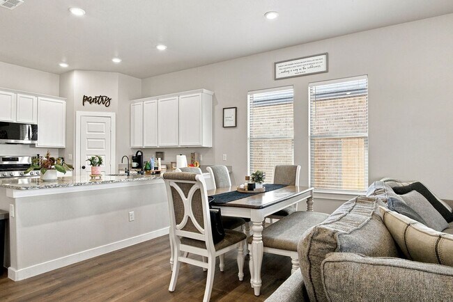 Building Photo - 10401 Pronghorn Rd