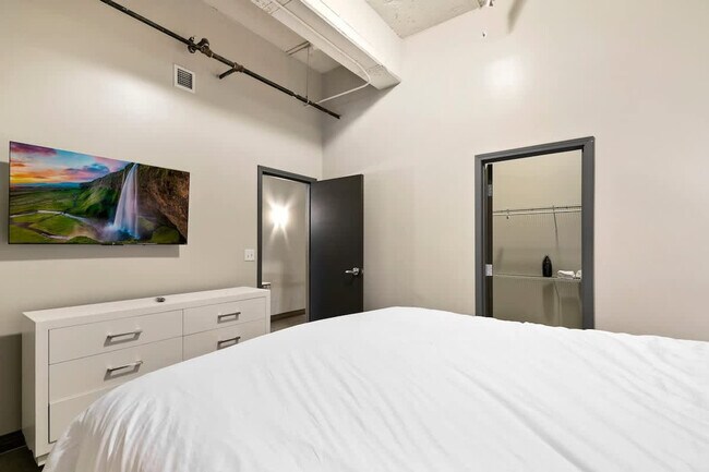 Building Photo - 500 S Ervay St