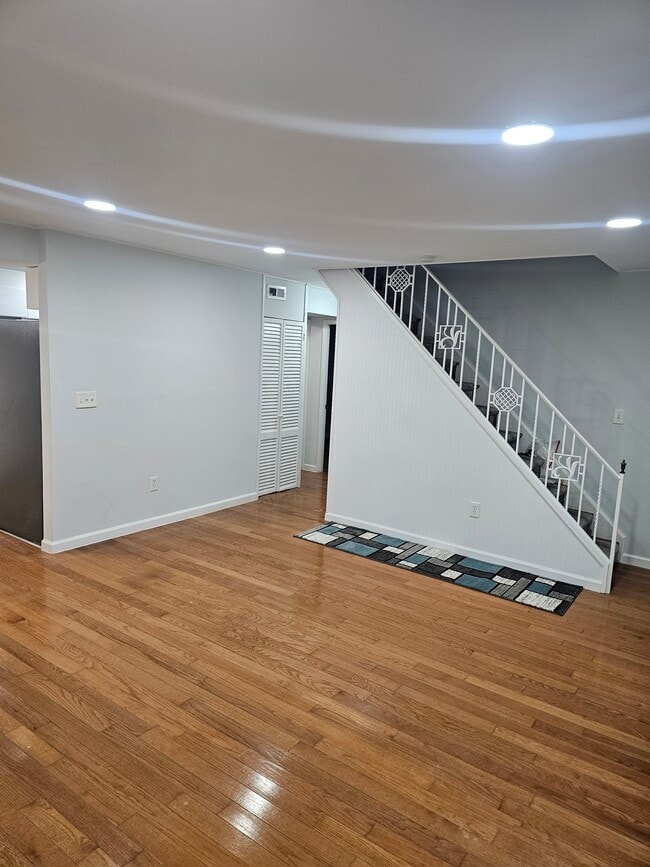 Building Photo - 3 Vicar Ln