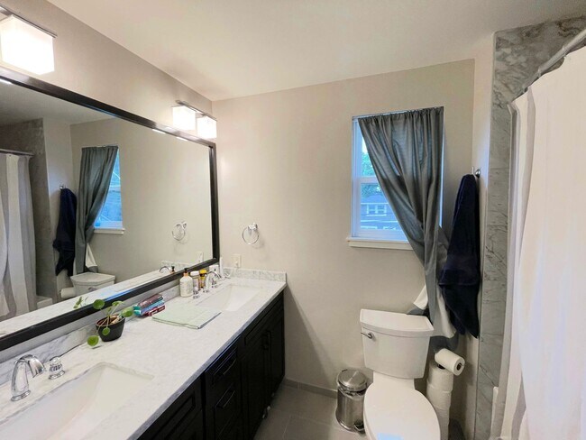 Building Photo - Spacious Corner-Lot Home 4 bed 3 bath – Green Lake, Seattle, WA