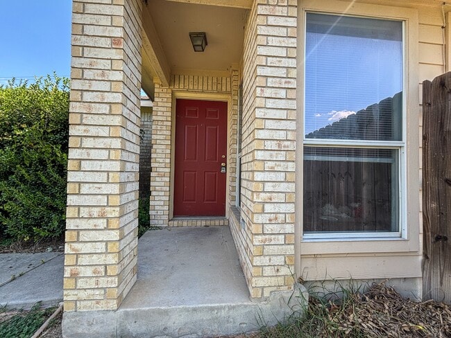 Building Photo - 105 Long Ln