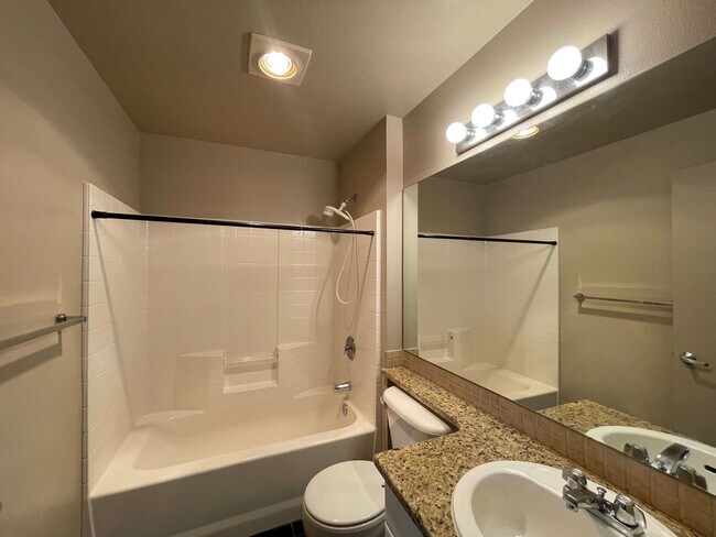 Building Photo - Classic 1bedroom Condo with Elegant Amenit...