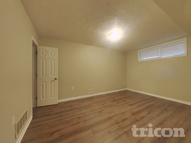 Building Photo - 1350 Redwood Cir