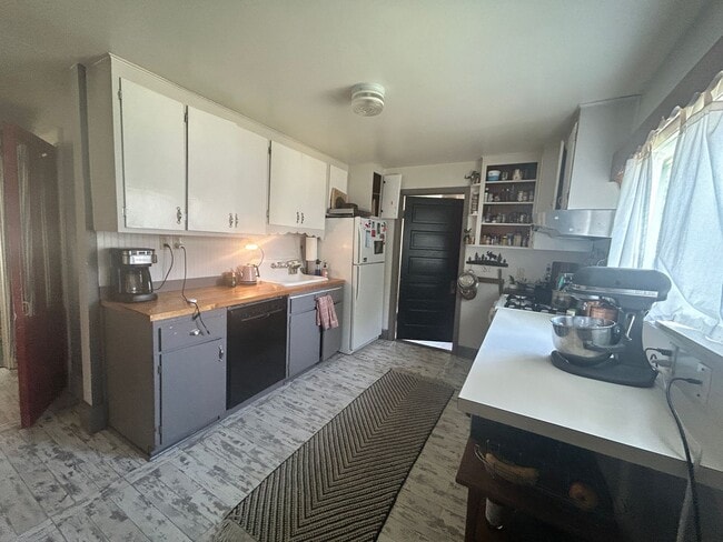 Building Photo - 2 bed 1.5 bath Hamilton home
