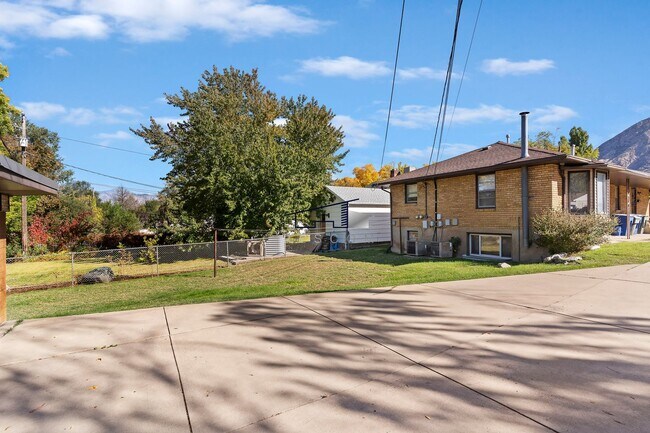 Building Photo - Quincy Duplex