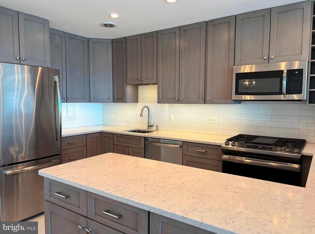 Building Photo - 1200 N Nash St