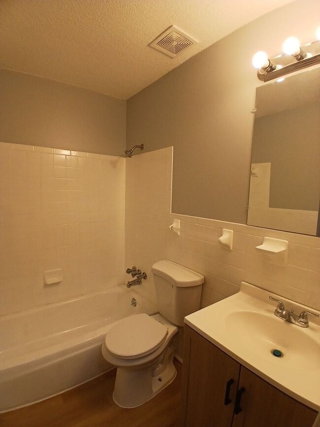 Building Photo - Raleigh Living: Updated 2-Bedroom with Modern Finishes