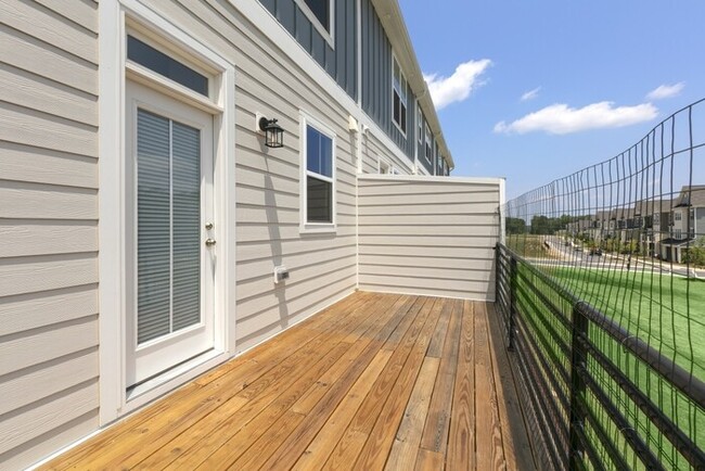 Building Photo - End Unit Townhome | Washer/ Dryer Included...