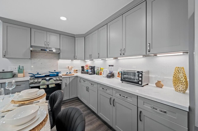 Building Photo - 10983 Parkdale Ave