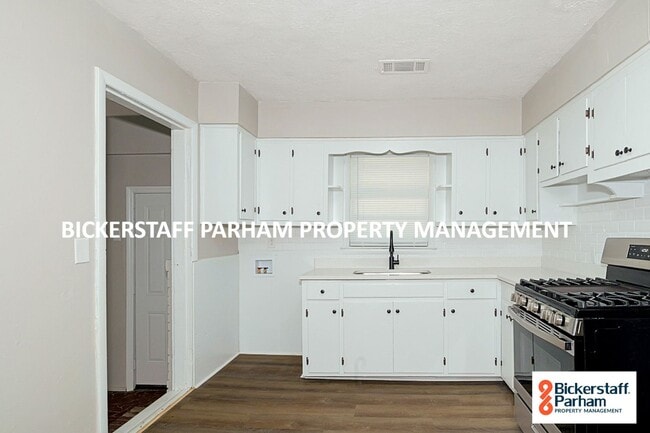 Building Photo - Welcome to this charming 3-bedroom, 1-bath...