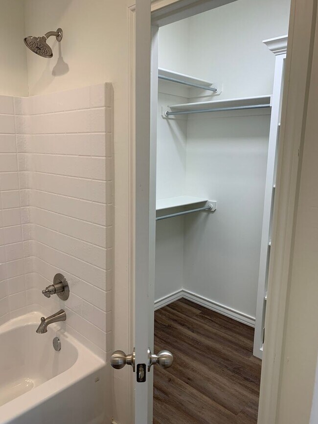 Building Photo - Beautiful brand new!! All the bells and whistles .