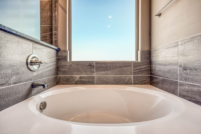 Building Photo - Beautiful East side House 4 bed-2.5 baths, part of The Overlook Casa Club that includes Swimming ...