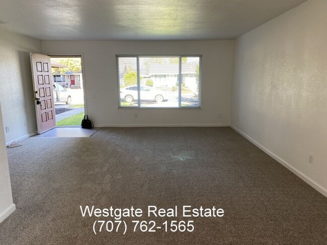 Building Photo - 8419 Lakewood Ave