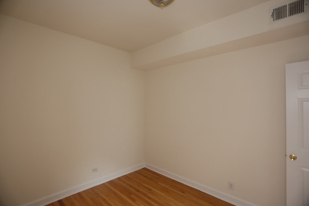 Building Photo - 828 W Waveland Ave