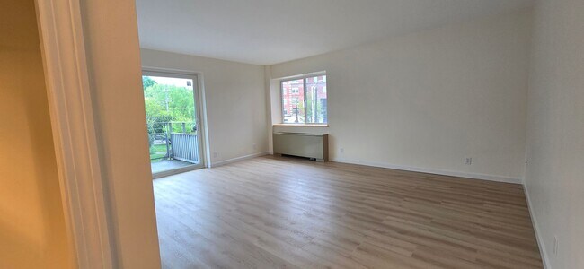 Building Photo - Everything is new! Harvard Sq! Walk to T! Large 1bd with balcony! Parking included!