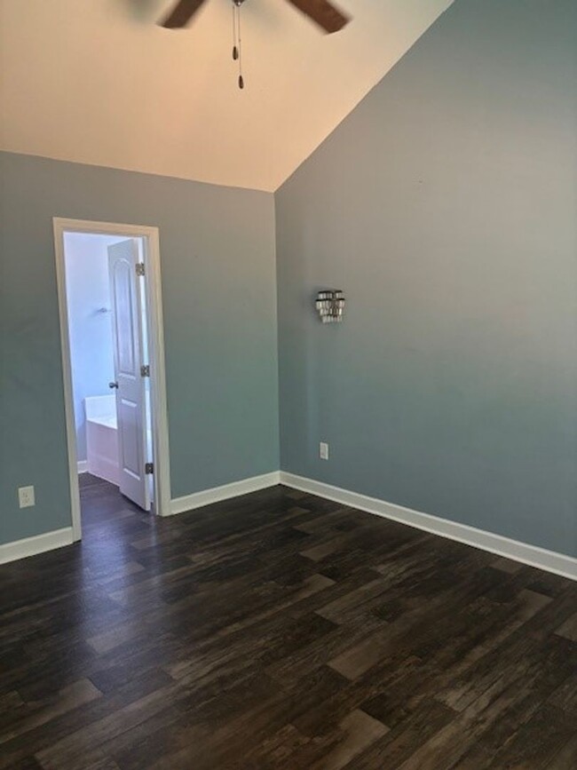 Building Photo - Beautiful 3 bedroom, 2.5 bath home with Bo...
