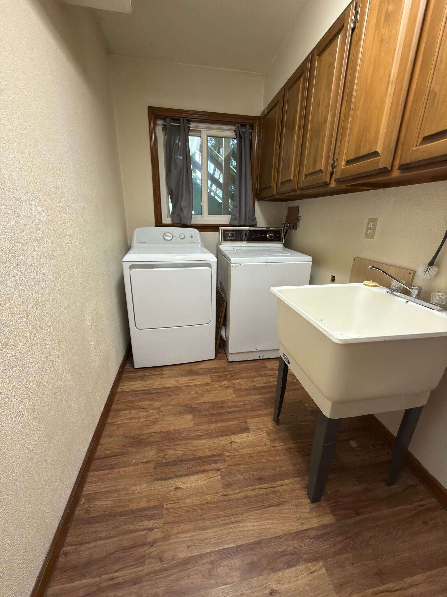 Building Photo - 2547 NE Holmes Rd