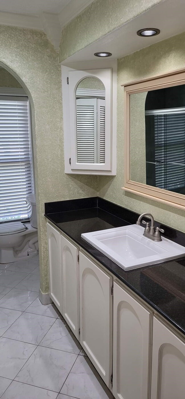 Building Photo - 9705 Westview Dr